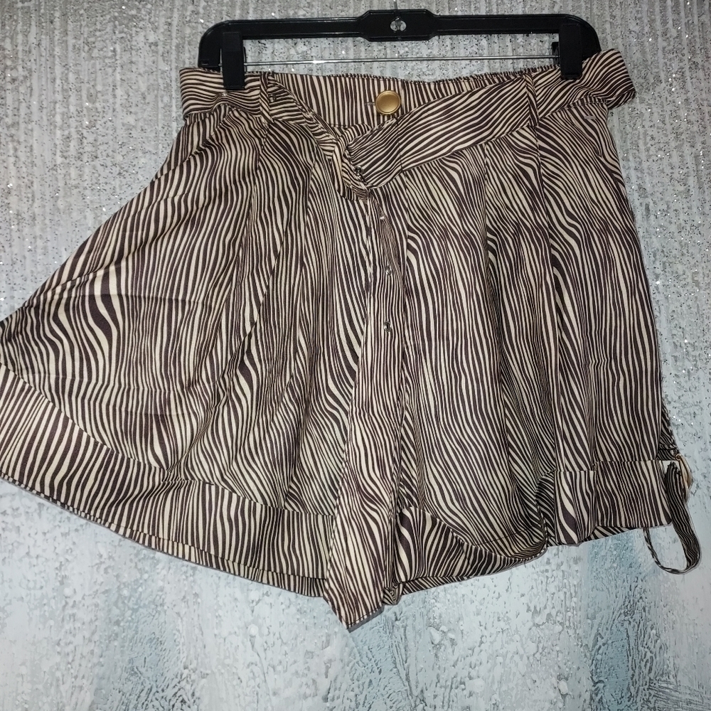 High waisted animal print pleated shorts
